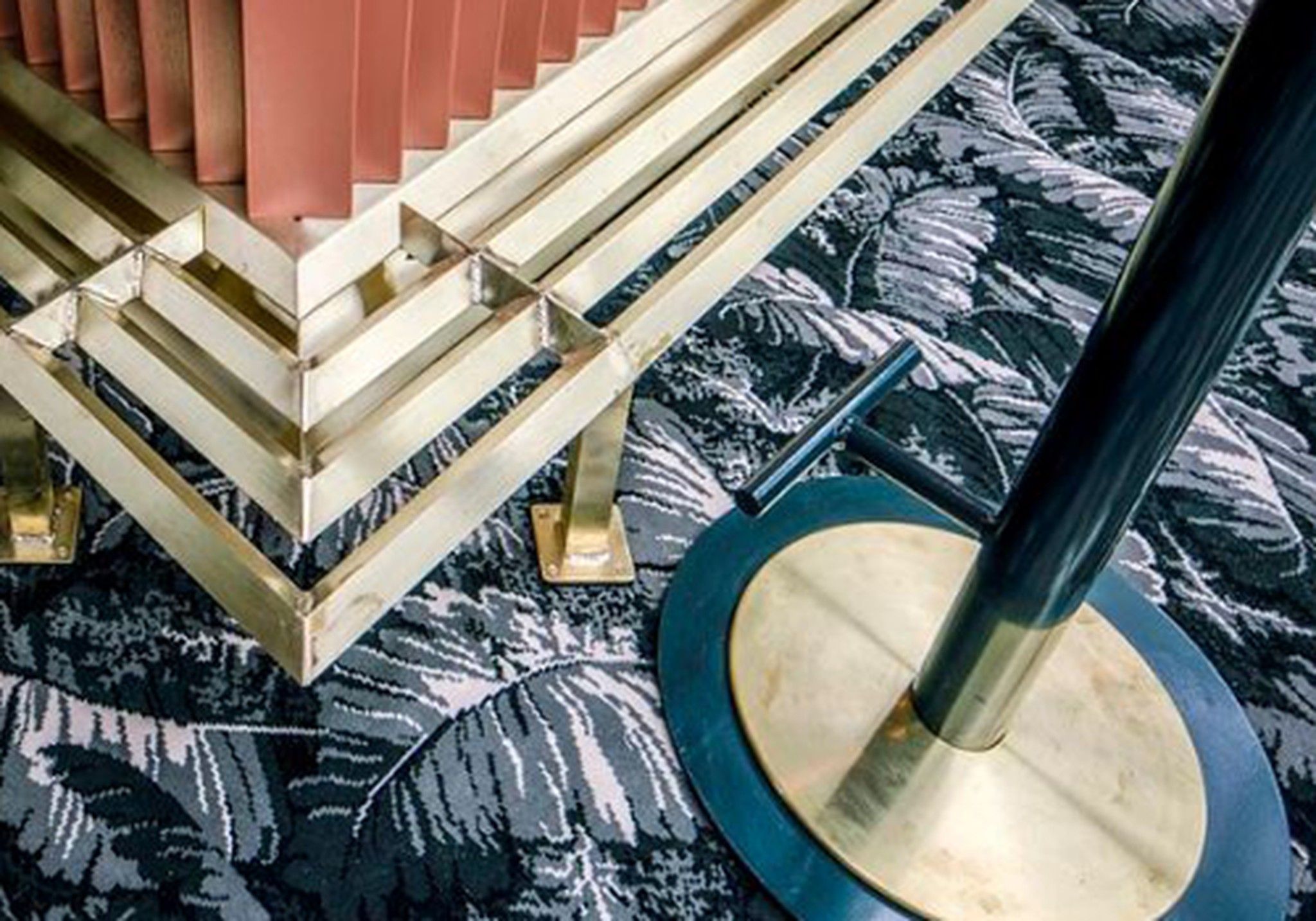 Barra de apoyapies de bar reproducida por Bolibar