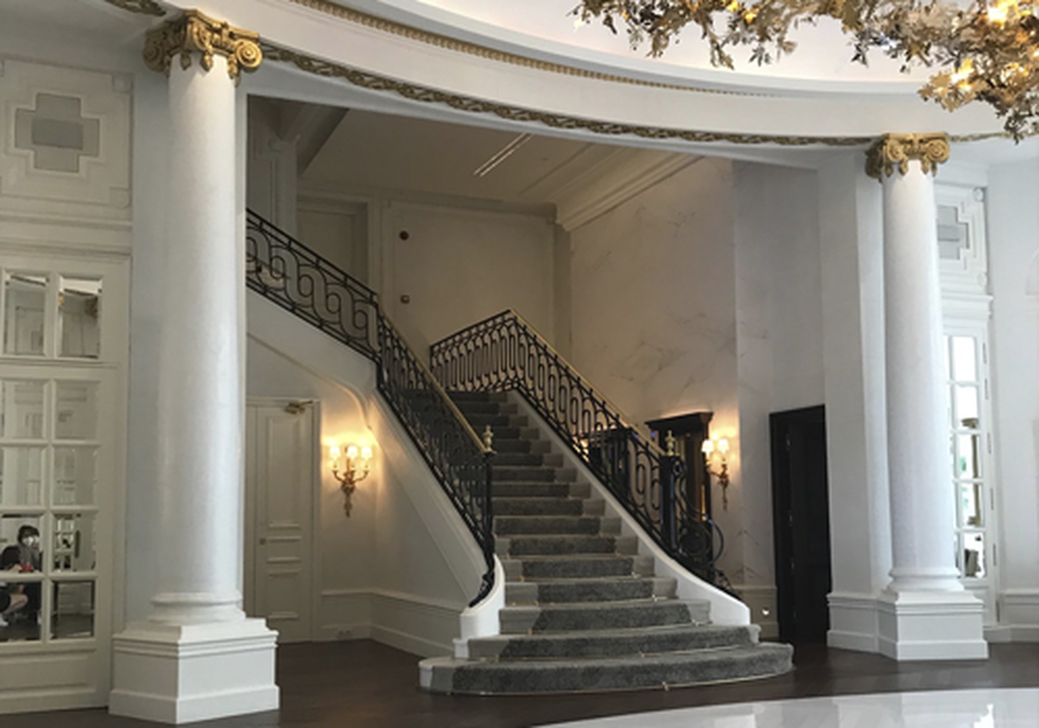 Barandilla de escalera de hotel emblemático restaurada por Bolibar