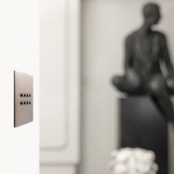 Interrupteur minimaliste DoT par Atelier Luxus