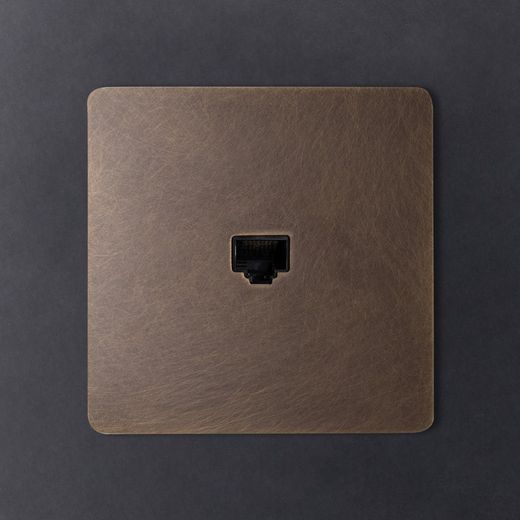 Interrupteurs et prises modèle NOOR par Atelier Luxus