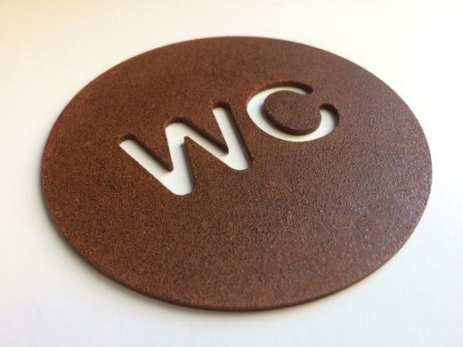 Panneau de toilettes avec les lettres WC