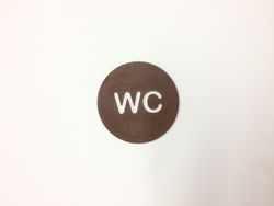 Panneau de toilettes avec les lettres WC