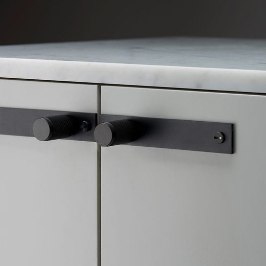 Poignée de meuble Buster + Punch avec plaque A2661