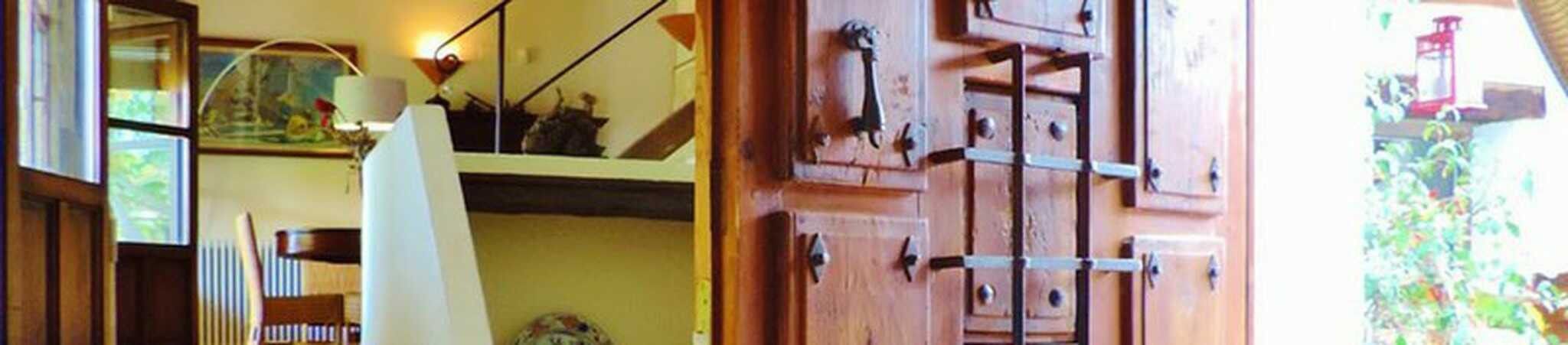 Forja artesanal en una puerta de una casa